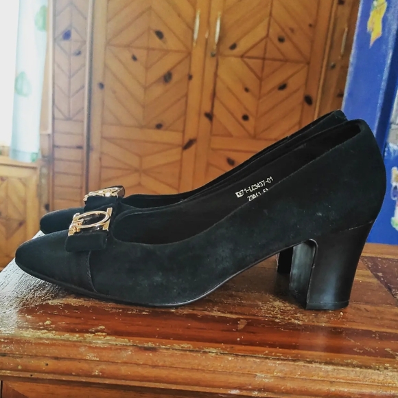 Black imported Block Heel - Picture 2 of 10